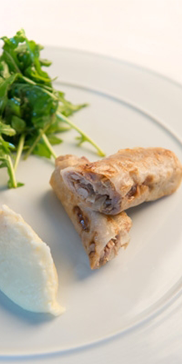 Nems de jarret de veau d’Aveyron et du Ségala au foie gras purée de panais & salade de roquette