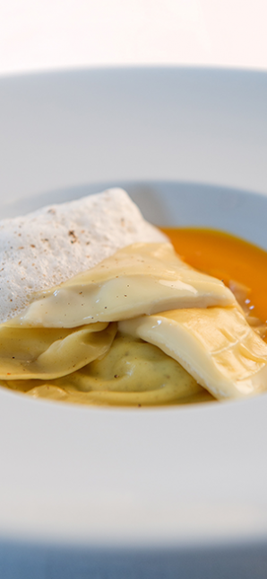 Raviole de rocamadour frais et picota, purée de mangue et cappuccino fève de tonka