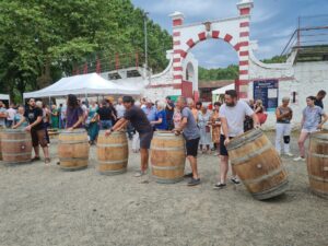 La course en barrique pendant Festi'vignes 2024 à Riscle